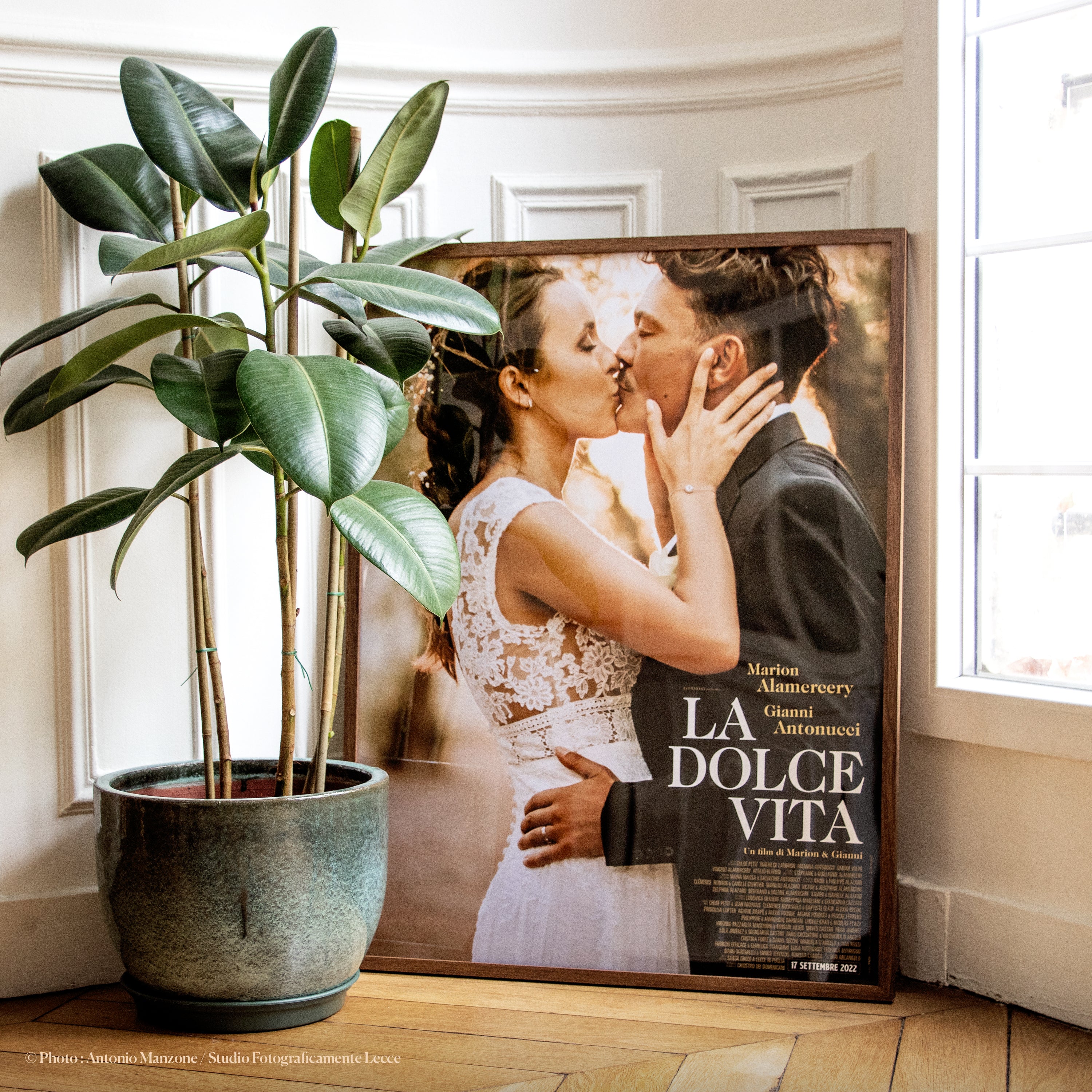 Affiche de film personnalisée mariage La Dolce Vita posée dans un intérieur avec plante | Lovemood
