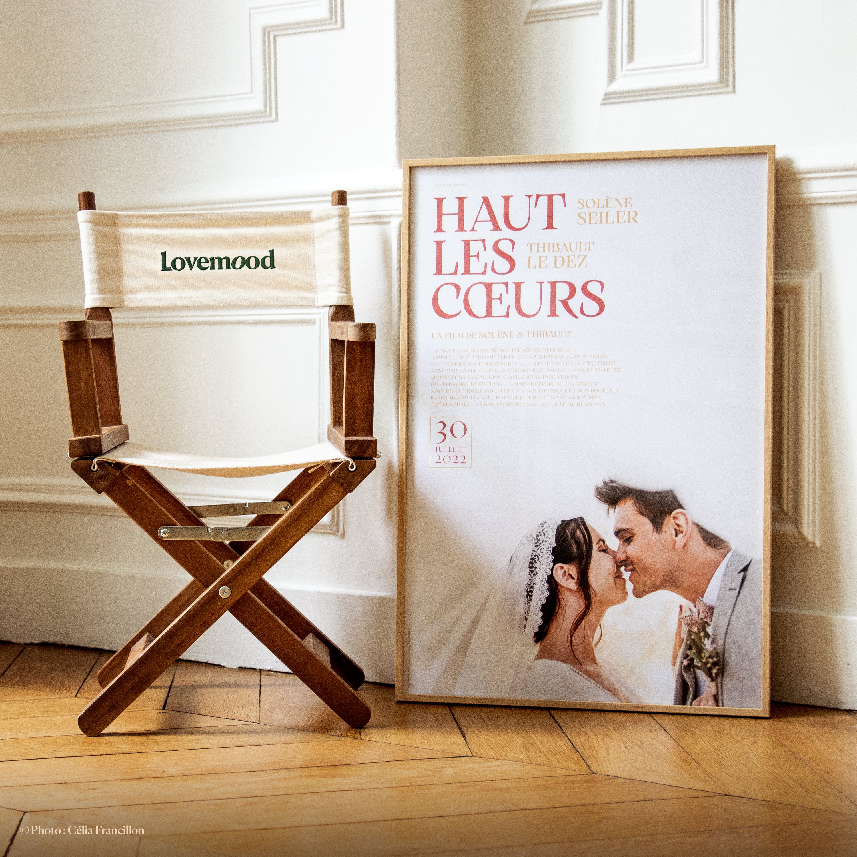 Affiche de film personnalisée mariage posée contre un mur avec chaise de réalisateur Lovemood