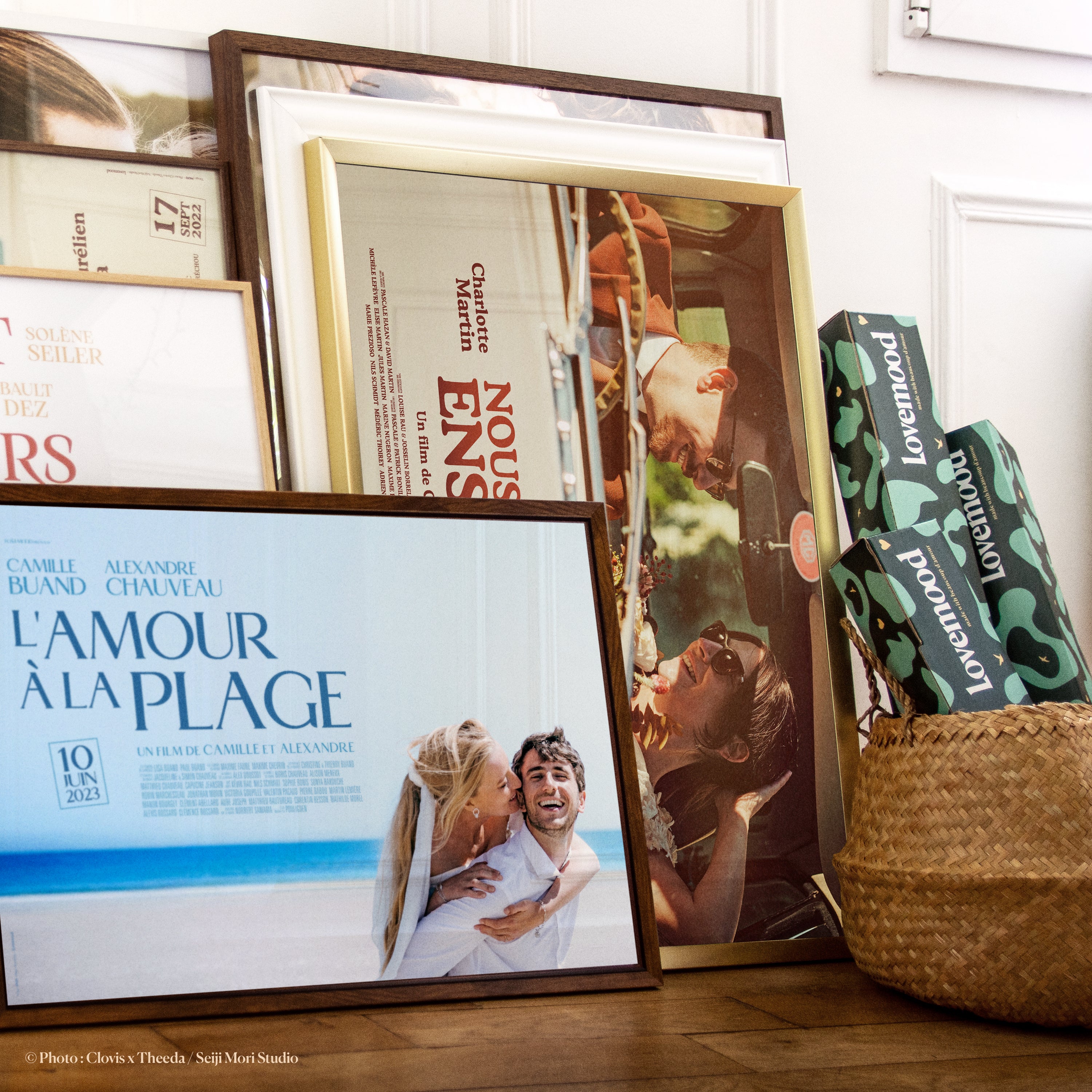 Affiches de film personnalisées sur-mesure en situation avec packaging Lovemood - idée cadeau mariage